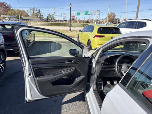 Used 2023 Volkswagen GTI Autobahn image 9