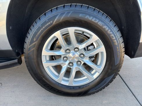 Used 2024 Chevrolet Suburban LT image 6