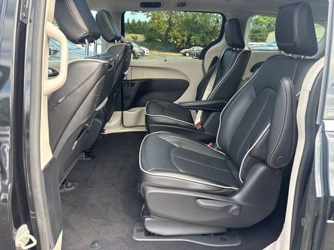 Used 2023 Chrysler Pacifica Limited w/ Uconnect Theater Family Group FWD image 25