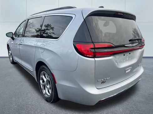 Used 2023 Chrysler Pacifica Limited image 3