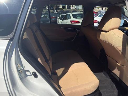 Used 2020 Toyota RAV4 LE AWD/4WD image 16