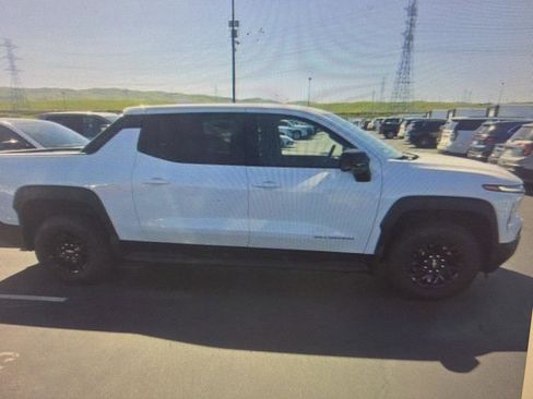 Used 2026 Chevrolet Silverado EV LT AWD/4WD image 5