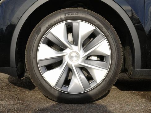 Used 2023 Tesla Model Y Long Range image 14