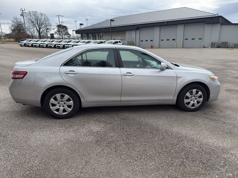 Used 2011 Toyota Camry LE image 6
