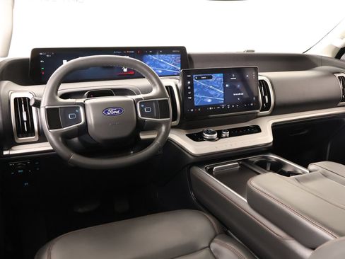 Used 2025 Ford Expedition Active AWD/4WD image 2