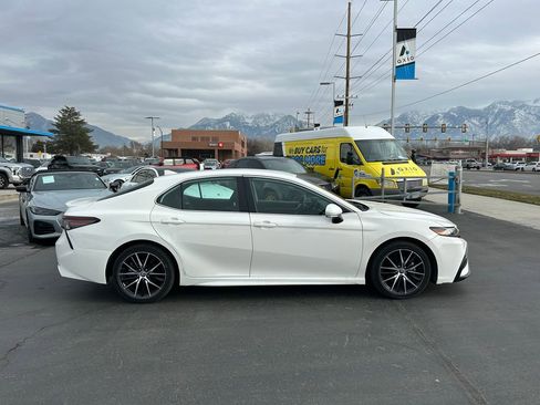 Used 2022 Toyota Camry SE image 2
