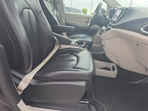 Used 2023 Chrysler Pacifica Touring-L FWD image 27