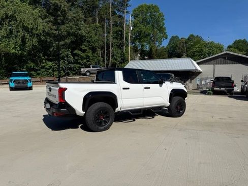 Used 2025 Toyota Tacoma TRD Pro AWD/4WD image 4