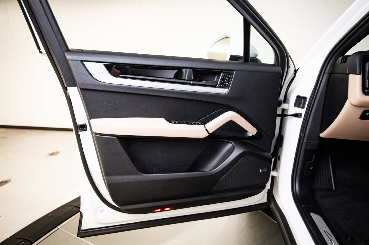 Certified 2025 Porsche Cayenne Coupe AWD/4WD image 23