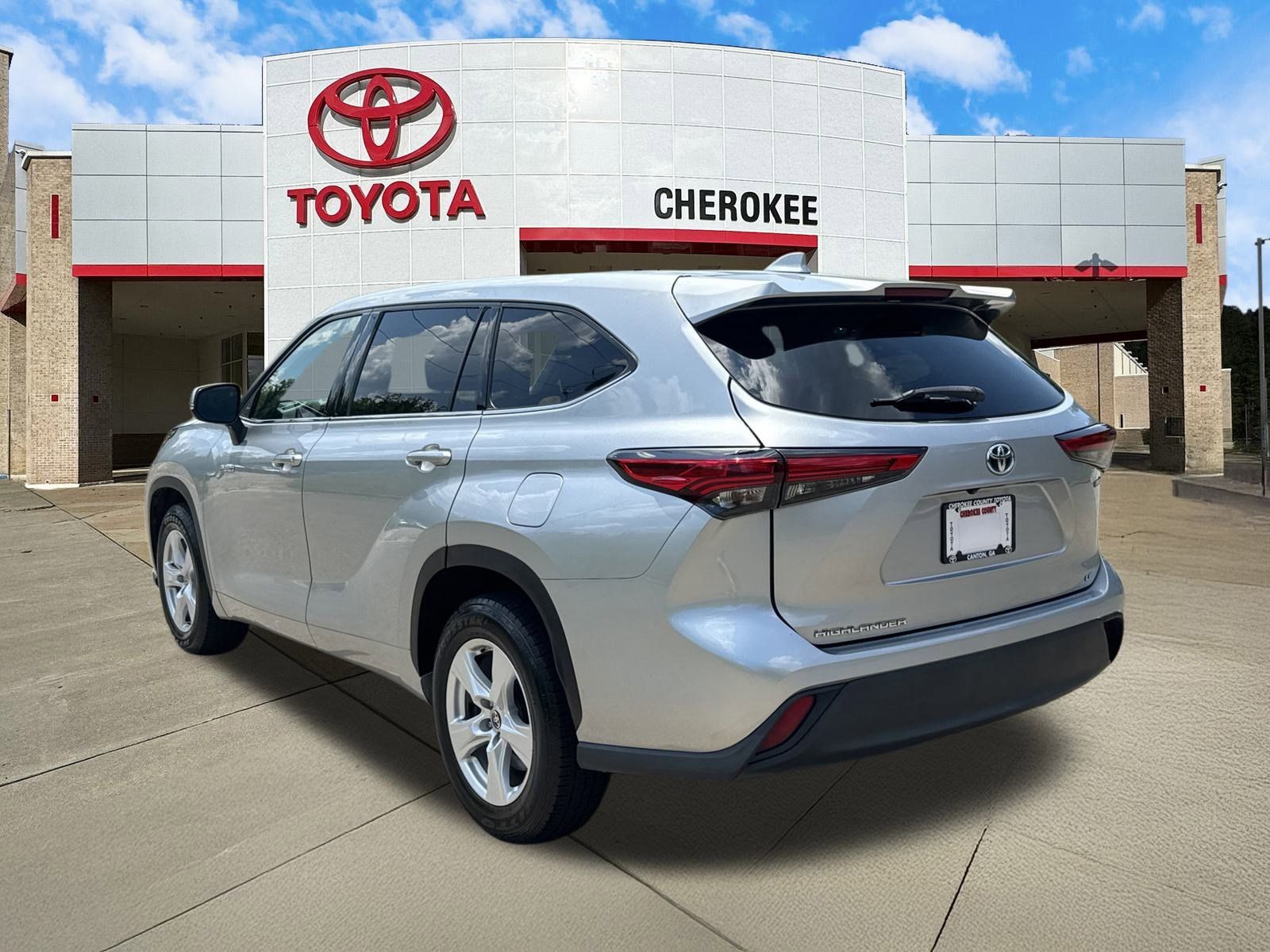 Used 2020 Toyota Highlander LE FWD image 3
