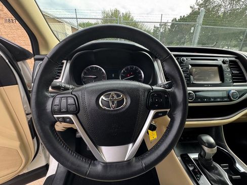 Used 2015 Toyota Highlander Plus FWD image 33