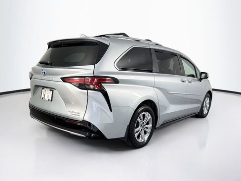 Used 2023 Toyota Sienna Platinum AWD/4WD image 8