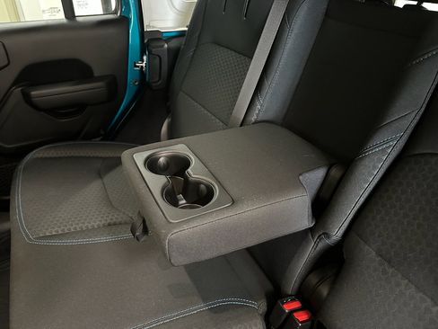 Used 2024 Jeep Wrangler Rubicon w/ Technology Group image 31