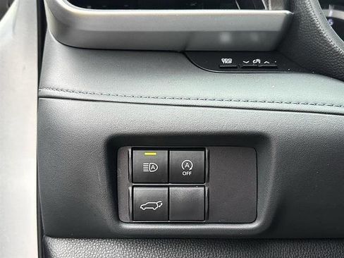 Used 2023 Toyota Highlander LE FWD image 17