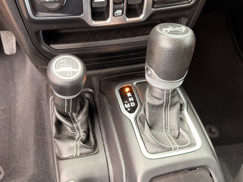 Used 2018 Jeep Wrangler Unlimited Sahara w/ Uconnect 4C Nav & Sound Group AWD/4WD image 53