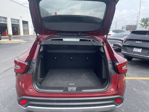 Used 2025 Chevrolet Trax LT FWD image 33