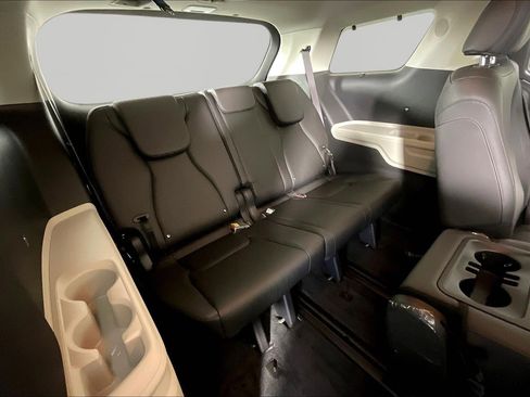 Used 2024 Kia Carnival EX FWD image 26
