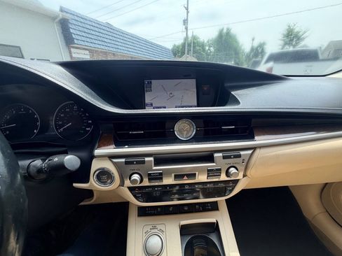 Used 2014 Lexus ES 350 w/ Luxury Package FWD image 4