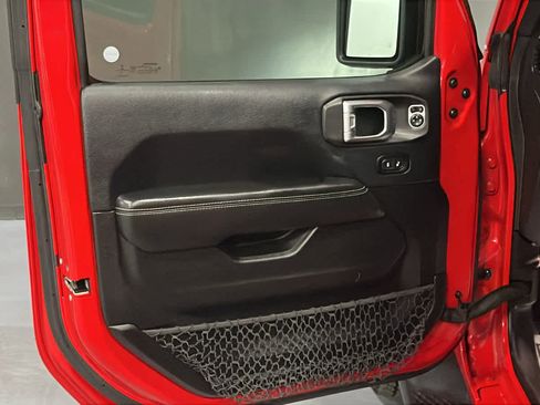Used 2018 Jeep Wrangler Unlimited Sahara AWD/4WD image 9