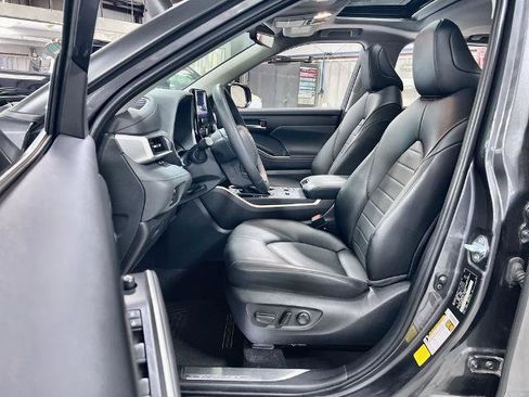 Used 2024 Toyota Highlander XLE FWD image 12