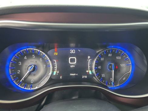 Used 2019 Chrysler Pacifica Touring-L image 11