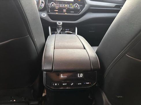 Used 2023 Toyota Highlander XLE image 26