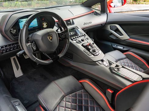 Used 2019 Lamborghini Aventador S image 2