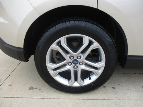 Used 2017 Ford Edge Titanium w/ Cold Weather Package FWD image 12