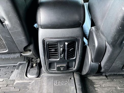 Used 2019 Jeep Grand Cherokee Altitude image 17