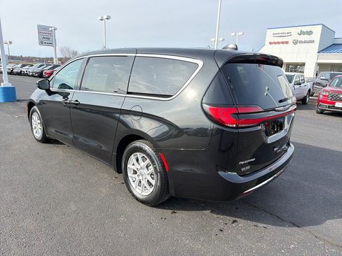 Used 2023 Chrysler Pacifica Touring-L image 3