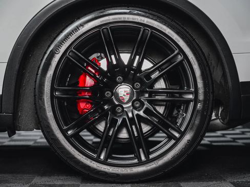 Used 2015 Porsche Cayenne Turbo image 14