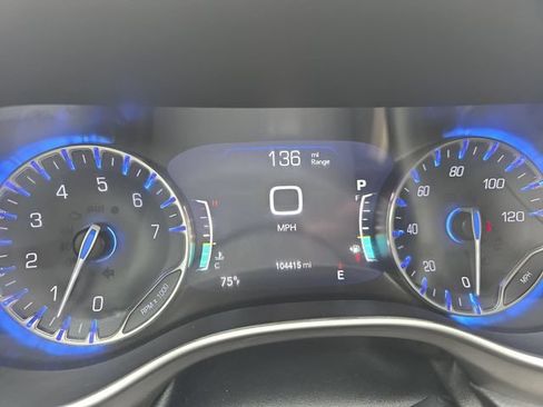 Used 2021 Chrysler Pacifica Touring-L FWD image 21