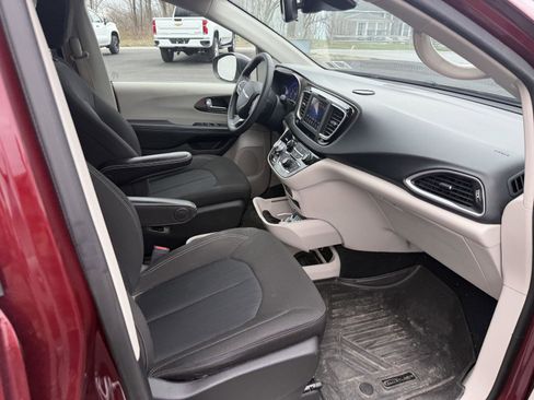 Used 2021 Chrysler Voyager L FWD image 16