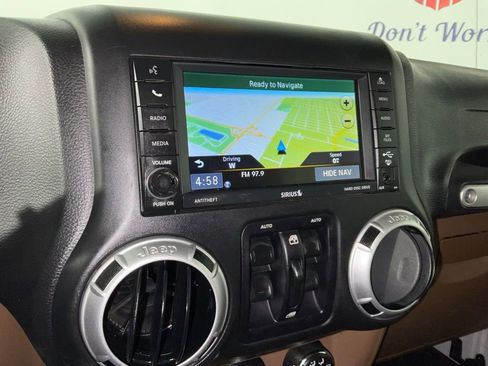 Used 2015 Jeep Wrangler Unlimited Sahara w/ Connectivity Group AWD/4WD image 21