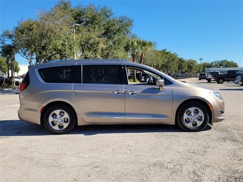Certified 2018 Chrysler Pacifica Touring-L image 5