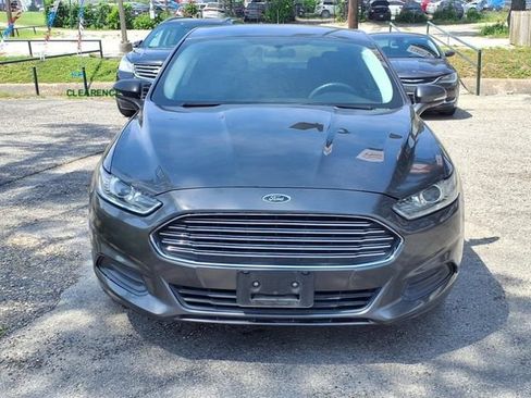Used 2015 Ford Fusion SE FWD image 2