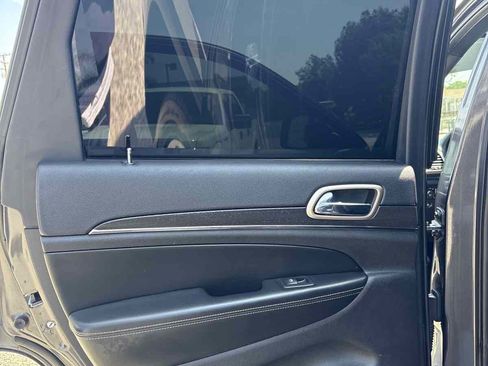 Used 2017 Jeep Grand Cherokee Limited w/ Luxury Group II image 8