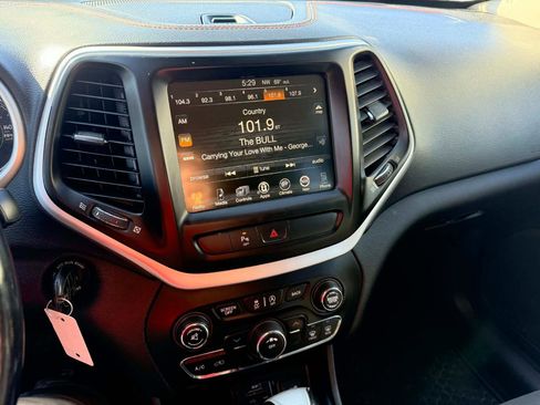 Used 2017 Jeep Cherokee Trailhawk w/ Cold Weather Group image 16