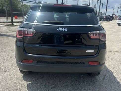 Used 2018 Jeep Compass Latitude w/ Popular Equipment Group FWD image 3