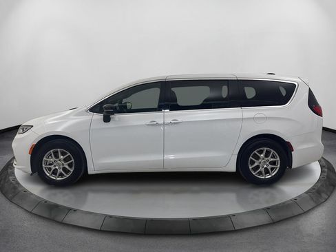 Used 2025 Chrysler Pacifica Select FWD image 8