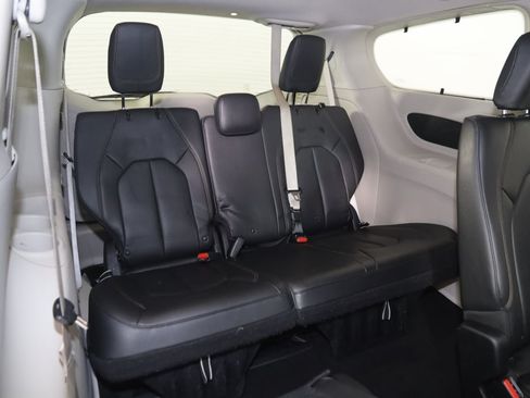 Used 2018 Chrysler Pacifica Touring-L FWD image 14