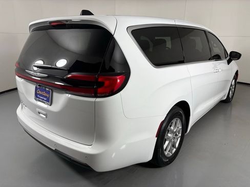 New 2026 Chrysler Pacifica Select FWD image 8