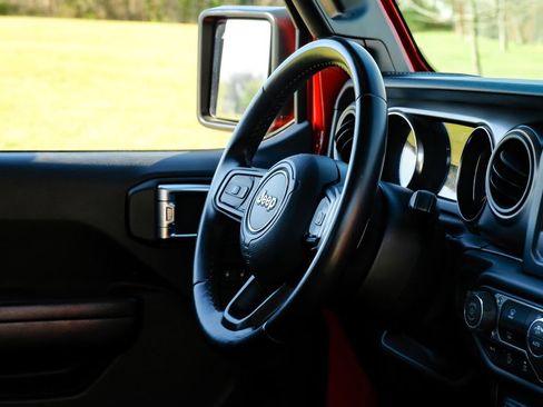 Used 2021 Jeep Gladiator Willys image 16