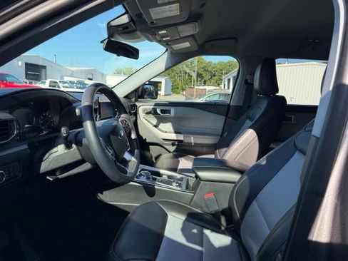 Used 2022 Ford Explorer XLT w/ Equipment Group 202A AWD/4WD image 8