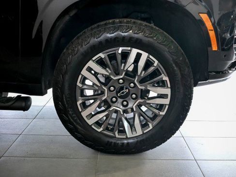 Used 2025 Chevrolet Suburban Z71 AWD/4WD image 44
