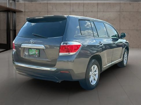 Used 2013 Toyota Highlander FWD image 3