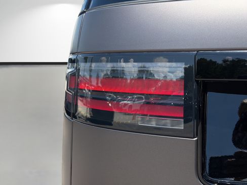 New 2026 Land Rover Discovery Limited Edition AWD/4WD image 10