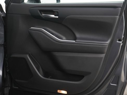 Used 2020 Toyota Highlander XLE image 12