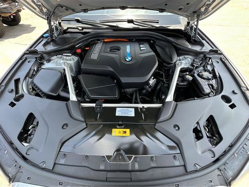 Used 2019 BMW 530e w/ Premium Package RWD image 38