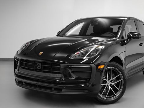Certified 2025 Porsche Macan image 7